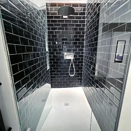 Stunning And Spacious - 1br Penthouse