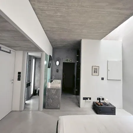 Stunning And Spacious - 1br Penthouse