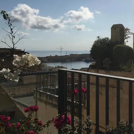 Apartment Stunning And Spacious - 1br Penthouse Valletta
