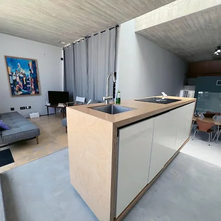 Apartment Stunning And Spacious - 1br Penthouse