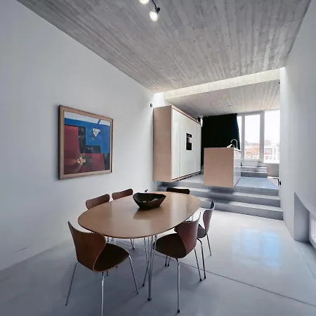 Stunning And Spacious - 1br Penthouse