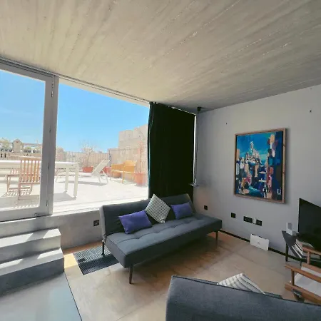 Apartment Stunning And Spacious - 1br Penthouse