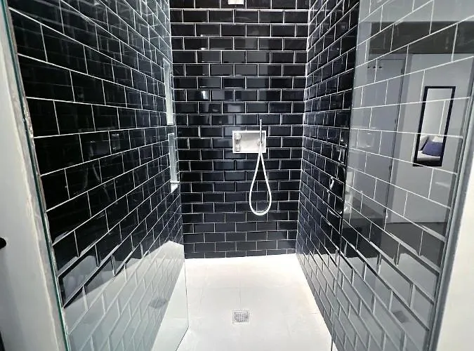 Stunning And Spacious - 1br Penthouse