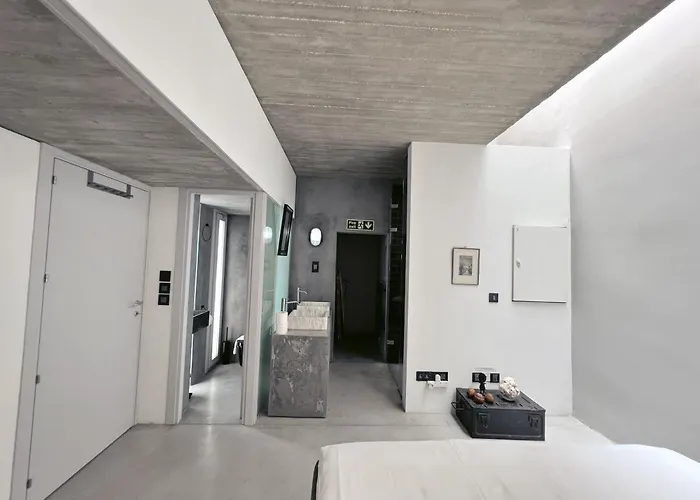 Stunning And Spacious - 1br Penthouse