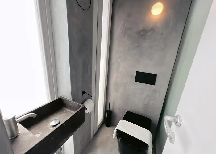 Stunning And Spacious - 1br Penthouse *