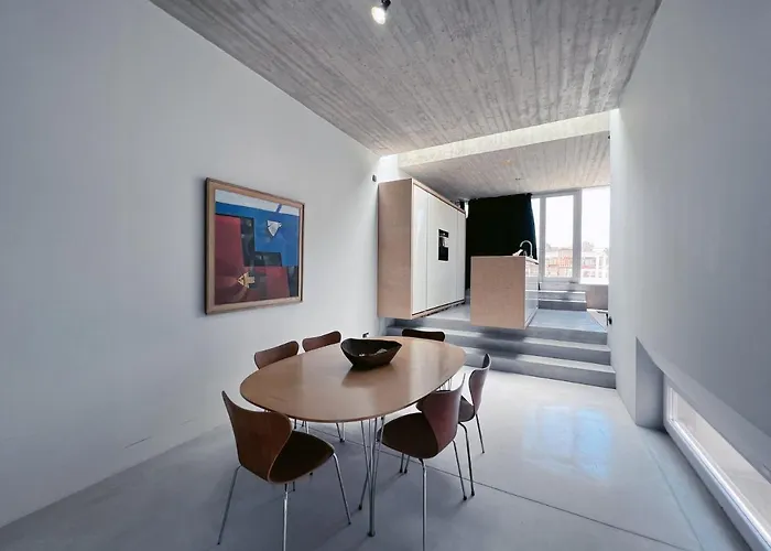 Stunning And Spacious - 1br Penthouse